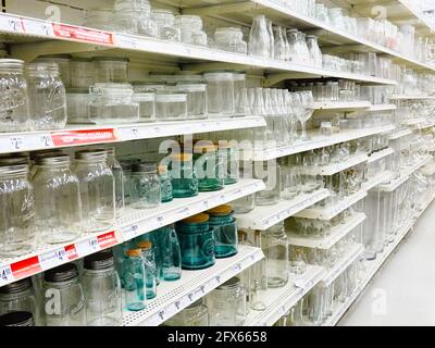 Glasbehälter für den Verkauf, die Regale in einem Einzelhandelsgeschäft auskleiden. Maple Ridge, B. C., Kanada. Stockfoto