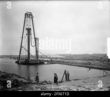 Anhäufung im Hafen von Den Helder, 24. Juli 1951, Bauarbeiten, Häfen, Wasserbau, Niederlande, Presseagentur des 20. Jahrhunderts, Foto, Nachrichten zu erinnern, Dokumentarfilm, historische Fotografie 1945-1990, visuelle Geschichten, Menschliche Geschichte des zwanzigsten Jahrhunderts, Momente in der Zeit festzuhalten Stockfoto