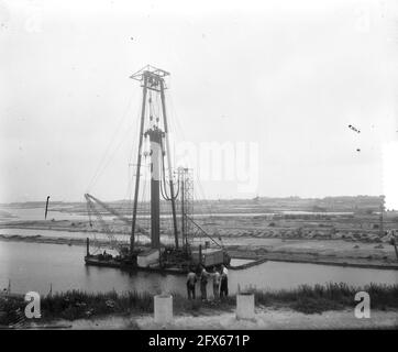 Anhäufung im Hafen von Den Helder, 24. Juli 1951, Bauarbeiten, Häfen, Wasserbau, Niederlande, Presseagentur des 20. Jahrhunderts, Foto, Nachrichten zu erinnern, Dokumentarfilm, historische Fotografie 1945-1990, visuelle Geschichten, Menschliche Geschichte des zwanzigsten Jahrhunderts, Momente in der Zeit festzuhalten Stockfoto