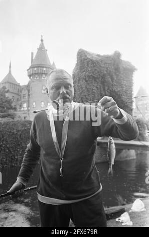 Angelwettbewerb von einigen II. Parlamentsabgeordnete und Vertreter der niederländischen Presse in den Teichen von Castle De Haar Haarzuilens: Herr Berkhouwer (VVD) mit 1., 21. August 1969, MITGLIEDSCHAFT, Schlösser, Angelwettbewerbe, Niederlande, Foto der Presseagentur des 20. Jahrhunderts, Nachrichten zur Erinnerung, Dokumentarfilm, historische Fotografie 1945-1990, visuelle Geschichten, Menschliche Geschichte des zwanzigsten Jahrhunderts, Momente in der Zeit festzuhalten Stockfoto