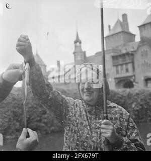 Angelwettbewerb von einigen II Abgeordneten und Vertreter der Ned. Presse in Teichen Schloss De Haar Haarzuilens: mej. herr. E. A. Haars CHU with, 21. August 1969, PARLAMENTSABGEORDNETE, Angler, Schlösser, Ponds, Niederlande, Foto der Presseagentur des 20. Jahrhunderts, Nachrichten zu erinnern, Dokumentarfilm, historische Fotografie 1945-1990, visuelle Geschichten, Menschliche Geschichte des zwanzigsten Jahrhunderts, Momente in der Zeit festzuhalten Stockfoto