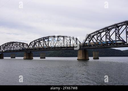 Hawkesbury River Railway Bridge mit einem Zug, der über die Brücke führt Stockfoto