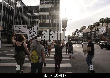 Los Angeles, Kalifornien, USA. Mai 2021. Demonstranten versammeln sich am 25. Mai 2021 in Los Angeles, Kalifornien, um an den einjährigen Jahrestag des Mordes von George Floyd durch den Minneapolis-Polizeibeamten Derek Chauvin zu erinnern. Kredit: Kit Karzen/Alamy Live Nachrichten Stockfoto