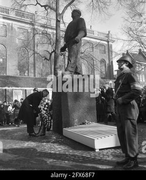 Gedenken an den Februarstreik 1941. Bürgermeister legt Kranz, 25. Februar 1963, Bürgermeister, gedenkfeiern, Niederlande, Presseagentur des 20. Jahrhunderts, Foto, Nachrichten zum erinnern, Dokumentarfilm, historische Fotografie 1945-1990, visuelle Geschichten, Menschliche Geschichte des zwanzigsten Jahrhunderts, Momente in der Zeit festzuhalten Stockfoto