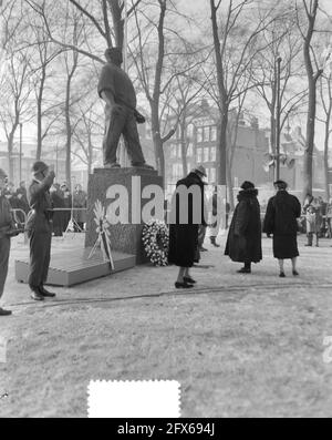 Gedenken an den Februar-Streik 1941 auf dem Waterloo-Platz. Ganz unerwartet legte Prinzessin Wilhelmina ein Blumenarrangement in Form einer Gänseblümchen am Denkmal der Hafenarbeiterin von Mari Andriessen, 25. Februar 1956, gedenkfeiern, Königshaus, Kranzniederlegung, Denkmäler, Prinzessinnen, zweiter Weltkrieg, Niederlande, 20. Jahrhundert Presseagentur Foto, Nachrichten zu erinnern, Dokumentarfilm, historische Fotografie 1945-1990, visuelle Geschichten, Menschliche Geschichte des zwanzigsten Jahrhunderts, Momente in der Zeit festzuhalten Stockfoto