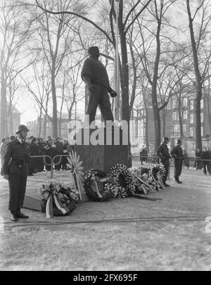 Gedenken an den Februar-Streik 1941 auf dem Waterloo-Platz. Ganz unerwartet legte Prinzessin Wilhelmina ein Blumenarrangement in Form einer Gänseblümchen am Denkmal der Hafenarbeiterin von Mari Andriessen, 25. Februar 1956, gedenkfeiern, Königshaus, Kranzniederlegung, Denkmäler, Prinzessinnen, zweiter Weltkrieg, Niederlande, Presseagentur des 20. Jahrhunderts, Foto, zu erinnerende Nachrichten, Dokumentation, historische Fotografie 1945-1990, visuelle Geschichten, Menschliche Geschichte des zwanzigsten Jahrhunderts, Momente in der Zeit festzuhalten Stockfoto