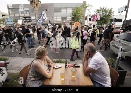 Los Angeles, Kalifornien, USA. Mai 2021. Demonstranten versammeln sich am 25. Mai 2021 in Los Angeles, Kalifornien, um an den einjährigen Jahrestag des Mordes von George Floyd durch den Minneapolis-Polizeibeamten Derek Chauvin zu erinnern. Kredit: Kit Karzen/Alamy Live Nachrichten Stockfoto