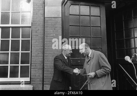 Gedenken an den Pionier des Radiosenders ir. H. M. Schotanus Steringa Idzerda (vor 50 Jahren ausgestrahlt) im Postmuseum Den Haag . Van der Poel (Staatsminister, 6. November 1969, gedenkfeiern, Niederlande, 20. Jahrhundert Presseagentur Foto, Nachrichten zu erinnern, Dokumentarfilm, historische Fotografie 1945-1990, visuelle Geschichten, Menschliche Geschichte des zwanzigsten Jahrhunderts, Momente in der Zeit festzuhalten Stockfoto