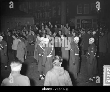 Gedenkabend auf dem Dam-Platz in Amsterdam, nach dem ungarischen Aufstand. Marechaussee in Aktion, 5. November 1956, Demonstrationen, gedenkfeiern, Militär, Öffentlichkeit, Niederlande, Foto der Presseagentur des 20. Jahrhunderts, zu erinnerende Nachrichten, Dokumentarfilm, historische Fotografie 1945-1990, visuelle Geschichten, Menschliche Geschichte des zwanzigsten Jahrhunderts, Momente in der Zeit festzuhalten Stockfoto