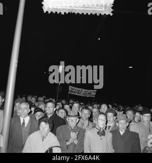 Gedenkabend auf dem Dam-Platz in Amsterdam nach dem ungarischen Aufstand. Publikum hört dem Bürgermeister von Amsterdam, 5. November 1956, Bürgermeister, Demonstrationen, gedenkfeiern, Publikum, Niederlande, Foto der Presseagentur des 20. Jahrhunderts, zu erinnerende Nachrichten, Dokumentation, historische Fotografie 1945-1990, visuelle Geschichten, Menschliche Geschichte des zwanzigsten Jahrhunderts, Momente in der Zeit festzuhalten Stockfoto