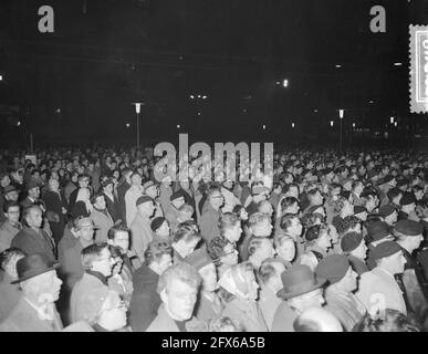 Gedenkabend auf dem Dam-Platz in Amsterdam, nach dem ungarischen Aufstand, 5. November 1956, Demonstrationen, gedenkfeiern, öffentlich, Niederlande, Presseagentur des 20. Jahrhunderts, Foto, Nachrichten zum erinnern, Dokumentarfilm, historische Fotografie 1945-1990, visuelle Geschichten, Menschliche Geschichte des zwanzigsten Jahrhunderts, Momente in der Zeit festzuhalten Stockfoto