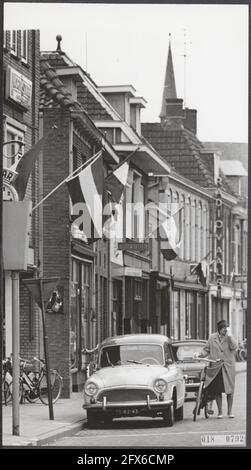 Der Stadtrat von Zevenaar hatte beschlossen, dass am Hochzeitstag von Prinzessin Irene die Flaggen auf die öffentlichen Gebäude gesetzt werden sollten. Die Bevölkerung hatte auch die Flagge, 29. April 1965, Gemeinden, Hochzeiten, königshaus, Flaggen, Niederlande, Foto der Presseagentur des 20. Jahrhunderts, Nachrichten zur Erinnerung, Dokumentarfilm, historische Fotografie 1945-1990, visuelle Geschichten, Menschliche Geschichte des zwanzigsten Jahrhunderts, Momente in der Zeit festzuhalten Stockfoto