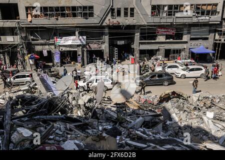 Gaza, Palästina. Mai 2021. Palästinenser, die nach den israelischen Angriffen in Gaza inmitten eingestürzter Gebäude gesehen wurden. DER US-Spitzendiplomat Antony Blinken schwor Unterstützung beim Wiederaufbau des zerrütteten Gazastreifens und bei der Unterstützung eines Waffenstillstands zwischen der Hamas und Israel, bestand aber darauf, dass die militanten islamistischen Herrscher des Territoriums von keiner Hilfe profitieren würden. Kredit: SOPA Images Limited/Alamy Live Nachrichten Stockfoto