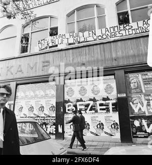 AAP besetzt leeres Gebäude Holtkamp in der Vijzelstraat Amsterdam; besetzt Gebäude mit Transparenten, 26. April 1974, Besetzungen, Banner, Niederlande, Presseagentur des 20. Jahrhunderts, Foto, Nachrichten zum erinnern, Dokumentarfilm, historische Fotografie 1945-1990, visuelle Geschichten, Menschliche Geschichte des zwanzigsten Jahrhunderts, Momente in der Zeit festzuhalten Stockfoto