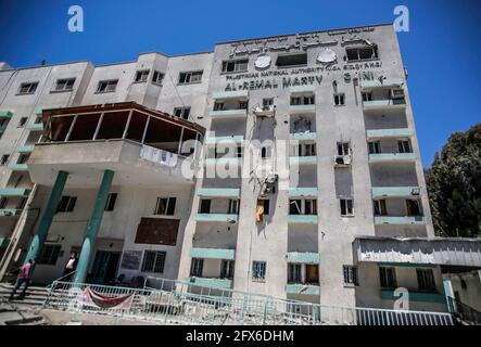 Gaza, Der Gazastreifen, Palästina. Mai 2021. Ruinen eines zerstörten Gesundheitszentrums nach dem Waffenstillstand zwischen Israel und Aktivisten des Gazastreifens im nördlichen Gazastreifen.der US-Diplomat Antony Blinken schwor Unterstützung, um beim Wiederaufbau des zerrütteten Gazastreifens zu helfen und einen Waffenstillstand zwischen der Hamas und Israel zu unterstützen, Aber bestand darauf, dass die militanten islamistischen Herrscher des Territoriums von keiner Hilfe profitieren würden. Quelle: Mahmoud Issa/SOPA Images/ZUMA Wire/Alamy Live News Stockfoto