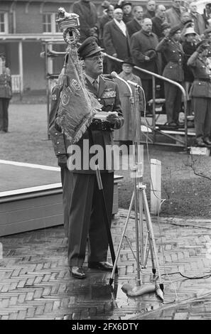 Prinz Bernhard stellt den Hussaren von Boreel einen neuen Standard vor. Prinz Bernhard mit neuem Standard, 13. Dezember 1961, Streitkräfte, Armeeeinheiten, Militär, Banner, Niederlande, Foto der Presseagentur des 20. Jahrhunderts, zu erinnerende Nachrichten, Dokumentation, historische Fotografie 1945-1990, visuelle Geschichten, Menschliche Geschichte des zwanzigsten Jahrhunderts, Momente in der Zeit festzuhalten Stockfoto