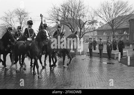 Prinz Bernhard stellt den Husaren von Boreel einen neuen Standard vor. Hussaren ritten vorbei, 13. Dezember 1961, Streitkräfte, Armeeeinheiten, Soldaten, Pferde, Reiter, Banner, Niederlande, 20. Jahrhundert Presseagentur Foto, Nachrichten zu erinnern, Dokumentarfilm, historische Fotografie 1945-1990, visuelle Geschichten, Menschliche Geschichte des zwanzigsten Jahrhunderts, Momente in der Zeit festzuhalten Stockfoto