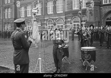 Prinz Bernhard stellt den Hussaren von Boreel einen neuen Standard vor, 13. Dezember 1961, HUSES, Niederlande, 20. Jahrhundert Presseagentur Foto, Nachrichten zu erinnern, Dokumentarfilm, historische Fotografie 1945-1990, visuelle Geschichten, Menschliche Geschichte des zwanzigsten Jahrhunderts, Momente in der Zeit festzuhalten Stockfoto