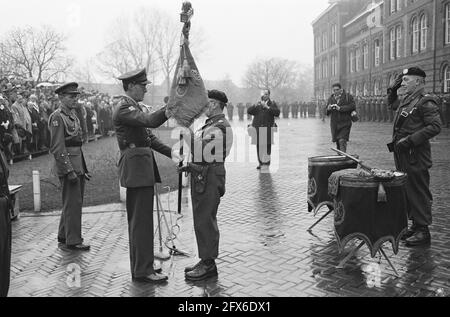 Prinz Bernhard stellt den Hussaren von Boreel einen neuen Standard vor. Prinz überreicht Banner an Regimentskommandeur Van Lidth de Jeude, 13. Dezember 1961, Streitkräfte, Armeeeinheiten, Soldaten, Banner, Niederlande, Foto der Presseagentur des 20. Jahrhunderts, zu erinnerende Nachrichten, Dokumentarfilm, historische Fotografie 1945-1990, visuelle Geschichten, Menschliche Geschichte des zwanzigsten Jahrhunderts, Momente in der Zeit festzuhalten Stockfoto