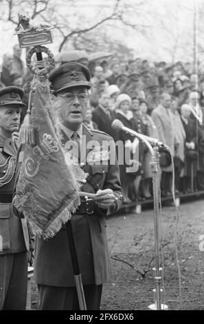 Prinz Bernhard stellt den Hussaren von Boreel einen neuen Standard vor. Prinz Bernhard mit Banner hält kurze Rede, 13. Dezember 1961, Streitkräfte, Armeeeinheiten, Militär, Banner, Niederlande, Foto der Presseagentur des 20. Jahrhunderts, zu erinnerende Nachrichten, Dokumentation, historische Fotografie 1945-1990, visuelle Geschichten, Menschliche Geschichte des zwanzigsten Jahrhunderts, Momente in der Zeit festzuhalten Stockfoto