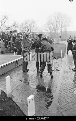 Prinz Bernhard stellt den Husaren von Boreel einen neuen Standard vor. Jhr. herr van Lidth de Jeude hält Banner hoch, 13. Dezember 1961, Streitkräfte, Armeeeinheiten, Militär, Banner, Niederlande, Foto der Presseagentur des 20. Jahrhunderts, zu erinnerende Nachrichten, Dokumentation, historische Fotografie 1945-1990, visuelle Geschichten, Menschliche Geschichte des zwanzigsten Jahrhunderts, Momente in der Zeit festzuhalten Stockfoto