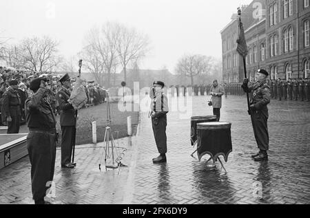 Prinz Bernhard stellt den Husaren von Boreel einen neuen Standard vor. Übergabe des neuen Banners, 13. Dezember 1961, Streitkräfte, Armeeeinheiten, Militär, Banner, Niederlande, Foto der Presseagentur des 20. Jahrhunderts, zu erinnerende Nachrichten, Dokumentation, historische Fotografie 1945-1990, visuelle Geschichten, Menschliche Geschichte des zwanzigsten Jahrhunderts, Momente in der Zeit festzuhalten Stockfoto