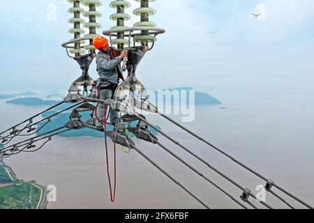 Zhoushan, China. Mai 2021. Die Techniker des Elektroingenieurs untersuchen und reparieren am 25. Mai 2021 das Stromnetz der Insel Zhoushan in Zhoushan, Zhejiang, China.(Foto: TPG/cnsphotos) Quelle: TopPhoto/Alamy Live News Stockfoto