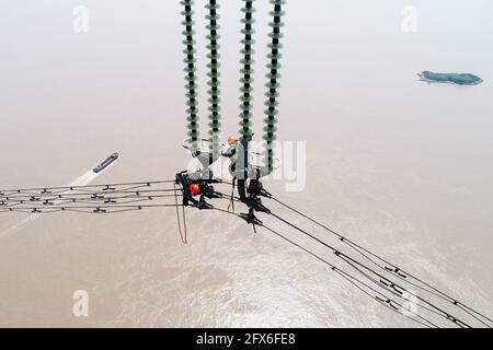 Zhoushan, China. Mai 2021. Die Techniker des Elektroingenieurs untersuchen und reparieren am 25. Mai 2021 das Stromnetz der Insel Zhoushan in Zhoushan, Zhejiang, China.(Foto: TPG/cnsphotos) Quelle: TopPhoto/Alamy Live News Stockfoto