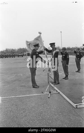 Prinz Bernhard übergab neues Banner in der General Spoor Barracks in Ermelo, Prinz Bernhard übergab neues Banner an Oberstleutnant, 21. März 1967, Übergaben, Banner, Niederlande, Presseagentur des 20. Jahrhunderts, Foto, Nachrichten zum erinnern, Dokumentarfilm, historische Fotografie 1945-1990, visuelle Geschichten, Menschliche Geschichte des zwanzigsten Jahrhunderts, Momente in der Zeit festzuhalten Stockfoto