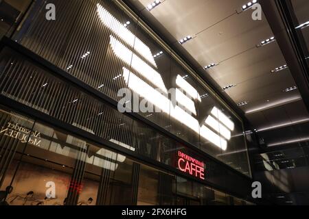 Tokio, Japan. Mai 2021. Emporio Armani Cafe gesehen in Omotesando, Tokyos Modeviertel. (Foto: Stanislav Kogiku/SOPA Images/Sipa USA) Quelle: SIPA USA/Alamy Live News Stockfoto