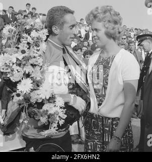 Ab Geldermans Cycling Champion, im Regenbogentrikot, 29. Juli 1962, Champions, Regenbogentrikots, Radler, Niederlande, Foto der Presseagentur des 20. Jahrhunderts, zu erinnerende Nachrichten, Dokumentarfilm, historische Fotografie 1945-1990, visuelle Geschichten, Menschliche Geschichte des zwanzigsten Jahrhunderts, Momente in der Zeit festzuhalten Stockfoto