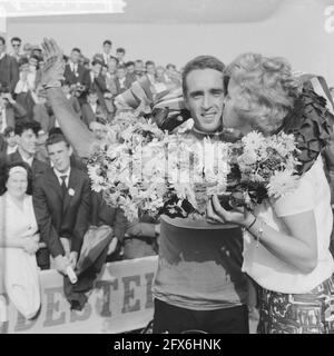 Ab Geldermans Radsportmeister, seine Frau gratuliert ihm, 29. Juli 1962, Champions, Frauen, Radfahrer, Niederlande, Presseagentur des 20. Jahrhunderts, Foto, Nachrichten zum erinnern, Dokumentarfilm, historische Fotografie 1945-1990, visuelle Geschichten, Menschliche Geschichte des zwanzigsten Jahrhunderts, Momente in der Zeit festzuhalten Stockfoto