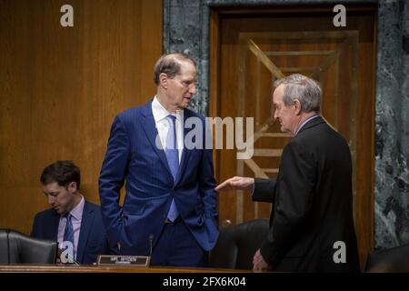 Der Senator der Vereinigten Staaten, Ron Wyden (Demokrat von Oregon), sprach mit dem Senator der Vereinigten Staaten, Mike Crapo (Republikaner von Idaho), vor einer Anhörung des Senatsausschusses für Finanznominierungen im Dirksen Senate Office Building in Washington, DC, USA, Dienstag, den 25. Mai, 2021. Foto von Rod Lampey/CNP/ABACAPRESS.COM Stockfoto