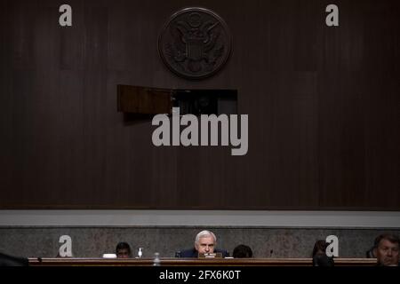 Der US-Senator Jack Reed (Demokrat von Rhode Island), Vorsitzender des US-Senatsausschusses für bewaffnete Dienste, hört das Zeugengremium während einer Anhörung des Senatsausschusses für die Nominierungen bewaffneter Dienste im Dirksen Senatsbüro in Washington, DC, USA, Dienstag, den 25. Mai, 2021. Foto von Rod Lampey/CNP/ABACAPRESS.COM Stockfoto