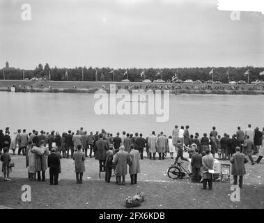 Hollandia Cup Rennen auf der Bosbaan. Publikum am Bosbaan, 19. Juni 1961, Publikum, Ruderer, Niederlande, 20. Jahrhundert Presseagentur Foto, Nachrichten zu erinnern, Dokumentarfilm, historische Fotografie 1945-1990, visuelle Geschichten, Menschliche Geschichte des zwanzigsten Jahrhunderts, Momente in der Zeit festzuhalten Stockfoto