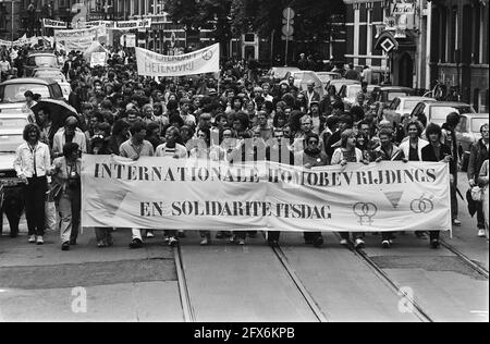 Gay Liberation Day in Amsterdam; Demonstranten unterwegs, 28. Juni 1980, Demonstrationen, Niederlande, Presseagentur des 20. Jahrhunderts, Foto, Nachrichten zum erinnern, Dokumentarfilm, historische Fotografie 1945-1990, visuelle Geschichten, Menschliche Geschichte des zwanzigsten Jahrhunderts, Momente in der Zeit festzuhalten Stockfoto