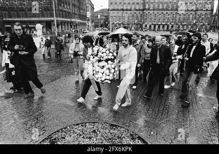 Gay Liberation Day in Amsterdam; Kranzniederlegung am Nationaldenkmal am Dam-Platz, 28. Juni 1980, Kranzniederlegung, Niederlande, 20. Jahrhundert Presseagentur Foto, Nachrichten zu erinnern, Dokumentarfilm, historische Fotografie 1945-1990, visuelle Geschichten, Menschliche Geschichte des zwanzigsten Jahrhunderts, Momente in der Zeit festzuhalten Stockfoto