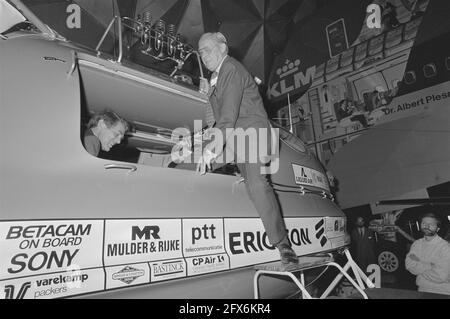 Prinz Bernhard tauft Mannschaftskapsel des Ballons Niederländisch Viking Schiphol; Prinz Bernhard in der Nähe der Kapsel, 28. April 1986, Taufe, Heißluftballons, Niederlande, Presseagentur des 20. Jahrhunderts, Foto, Nachrichten zum erinnern, Dokumentarfilm, historische Fotografie 1945-1990, visuelle Geschichten, Menschliche Geschichte des zwanzigsten Jahrhunderts, Momente in der Zeit festzuhalten Stockfoto