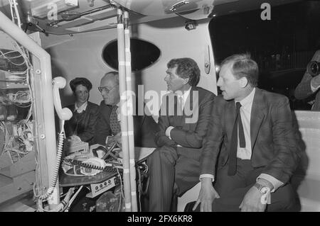 Prinz Bernhard führt Taufe der Crew-Kapsel des Ballons Dutch Viking Schiphol, 28. April 1986, Taufe, Heißluftballons, Niederlande, Presseagentur des 20. Jahrhunderts, Foto, Nachrichten zum erinnern, Dokumentarfilm, historische Fotografie 1945-1990, visuelle Geschichten, Menschliche Geschichte des zwanzigsten Jahrhunderts, Momente in der Zeit festzuhalten Stockfoto