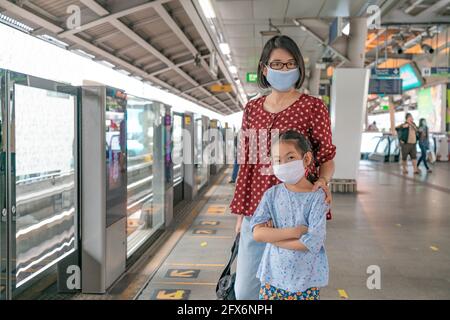 Bangkok, Thailand - Jul 07, 2020 : Portrait der asiatischen Mutter und kleinen Tochter auf Sky Train Station von Bangkok, Thailand. Mutter und kleine Tochter Stockfoto