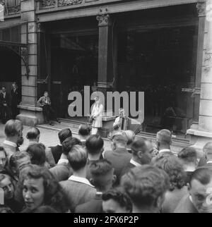 [Akkordeonist vor dem großen Fenster der Royal Furniture Factory und Magaine H.F. Jansen und Sohn am Spui. Ein Mädchen steht hinter ihm und lehnt sich an eine Säule, 28. Juni 1945, Befreiungsfeiern, 2. Weltkrieg, Niederlande, Presseagentur des 20. Jahrhunderts, Foto, Nachrichten zum erinnern, Dokumentarfilm, historische Fotografie 1945-1990, visuelle Geschichten, Menschliche Geschichte des zwanzigsten Jahrhunderts, Momente in der Zeit festzuhalten Stockfoto