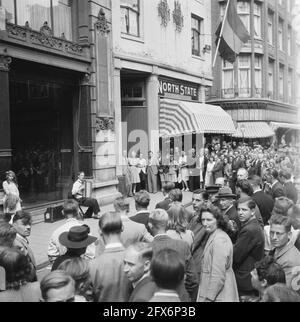 [Akkordeonist vor dem großen Fenster der Royal Furniture Factory und Magaijn H.F. Jansen und Sohn am Spui. Ein Mädchen steht neben ihm und lehnt sich an eine Säule, 28. Juni 1945, Liberation Celebrations, Second World war, Niederlande, Presseagentur des 20. Jahrhunderts, Foto, Nachrichten zum erinnern, Dokumentarfilm, historische Fotografie 1945-1990, visuelle Geschichten, Menschliche Geschichte des zwanzigsten Jahrhunderts, Momente in der Zeit festzuhalten Stockfoto