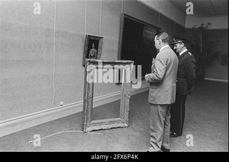 Acht Gemälde aus dem Singer Museum in Laren gestohlen: Dir. Leffelaar des Museums und Inspektor Van den Berg bei leerer Liste, 28. August 1969, BILDER, Inspektoren, Museen, Niederlande, Presseagentur des 20. Jahrhunderts, Foto, Nachrichten zum erinnern, Dokumentarfilm, historische Fotografie 1945-1990, visuelle Geschichten, Menschliche Geschichte des zwanzigsten Jahrhunderts, Momente in der Zeit festzuhalten Stockfoto