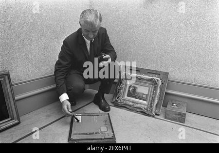 Acht Gemälde, die aus dem Singer Museum in Laren gestohlen wurden: Hinterliess Bilder werden auf Fingerabdrücke untersucht, 28. August 1969, BILDER, FINGERABDRÜCKE, Niederlande, Presseagentur des 20. Jahrhunderts, Foto, Nachrichten zum erinnern, Dokumentarfilm, historische Fotografie 1945-1990, visuelle Geschichten, Menschliche Geschichte des zwanzigsten Jahrhunderts, Momente in der Zeit festzuhalten Stockfoto