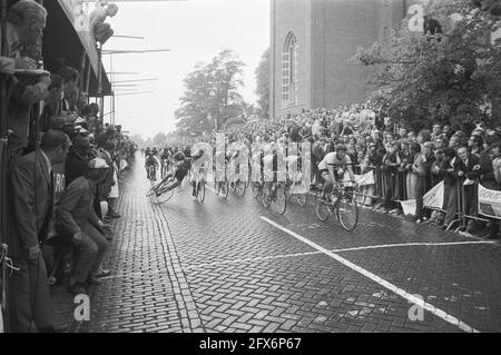 Acht van Chaam, Haufen, links ein Skidding Fahrer, 21. Juli 1971, Radfahren, Niederlande, 20. Jahrhundert Presseagentur Foto, Nachrichten zu erinnern, Dokumentarfilm, historische Fotografie 1945-1990, visuelle Geschichten, Menschliche Geschichte des zwanzigsten Jahrhunderts, Momente in der Zeit festzuhalten Stockfoto