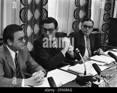 Anhörung des Parlamentarischen Wirtschaftsausschusses mit den Ölgesellschaften in Den Haag, von links nach rechts Helfrich, Montijn (Direktor Shell-Nederland) und Leo, 18. März 1975, Direktoren, Anhörungen, Niederlande, Presseagentur des 20. Jahrhunderts, Foto, Nachrichten zum erinnern, Dokumentarfilm, historische Fotografie 1945-1990, visuelle Geschichten, Menschliche Geschichte des zwanzigsten Jahrhunderts, Momente in der Zeit festzuhalten Stockfoto