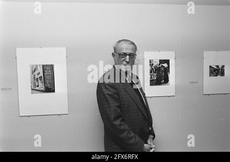 W. F. Hermans bei seiner Fotoausstellung, die am 5. September im Stedelijk Museum eröffnet wurde (ebenfalls im Auftrag von Knack), 8. September 1986, FOTOS, Museen, Ausstellungen, Niederlande, 20. Jahrhundert Presseagentur Foto, Nachrichten zu erinnern, Dokumentarfilm, historische Fotografie 1945-1990, visuelle Geschichten, Menschliche Geschichte des zwanzigsten Jahrhunderts, Momente in der Zeit festzuhalten Stockfoto