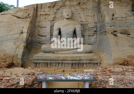 Sri Lanka Polonnaruwa - Felsentempel sitzende Buddha-Bild an Gal Vihara Gal Viharaya Stockfoto