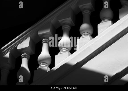 Kunstvolle Steintreppen und Balustrade im Abendlicht im Raffles Hotel Singapore als architektonischer Hintergrund Stockfoto