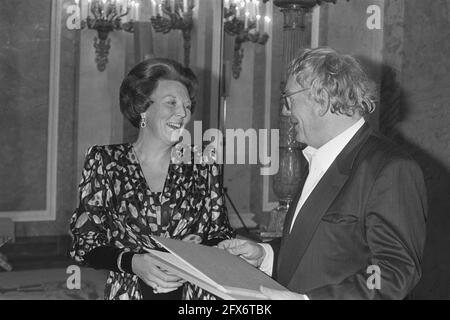 Hugo Claus erhält den Preis der niederländischen Briefe aus den Händen von Königin Beatrix in Den Haag, 14. November 1986, Auszeichnungen, Niederlande, 20. Jahrhundert Presseagentur Foto, Nachrichten zu erinnern, Dokumentarfilm, historische Fotografie 1945-1990, visuelle Geschichten, Menschliche Geschichte des zwanzigsten Jahrhunderts, Momente in der Zeit festzuhalten Stockfoto